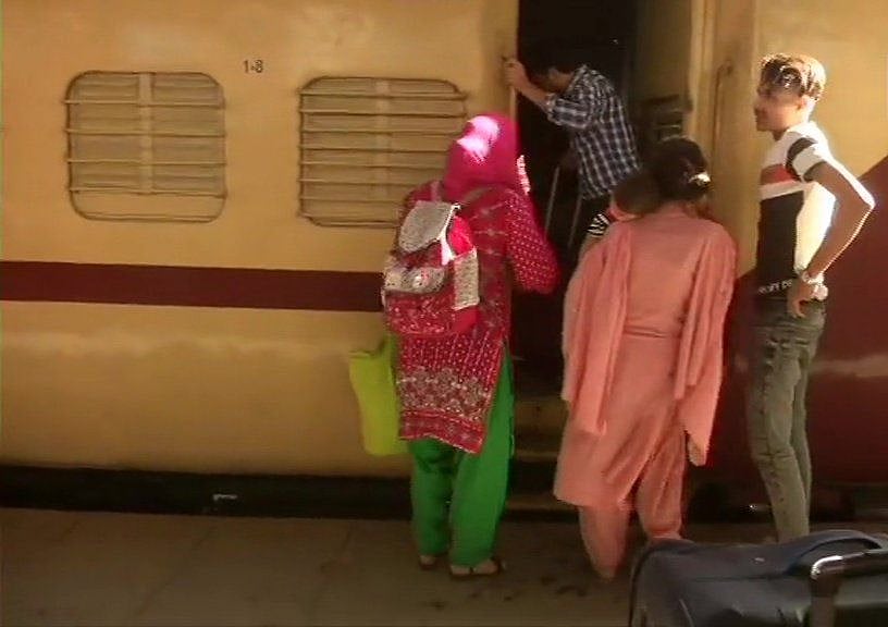 76 भारतीय और 41 पाकिस्तानी नागरिकों को लेकर दिल्ली पहुंची समझौता एक्सप्रेस