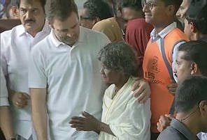 केरल में बाढ़ का कहर, वायनाड के राहत शिविर में पहुंचे राहुल गांधी, पीड़ितों से मिलने के बाद लोगों से की ये अपील