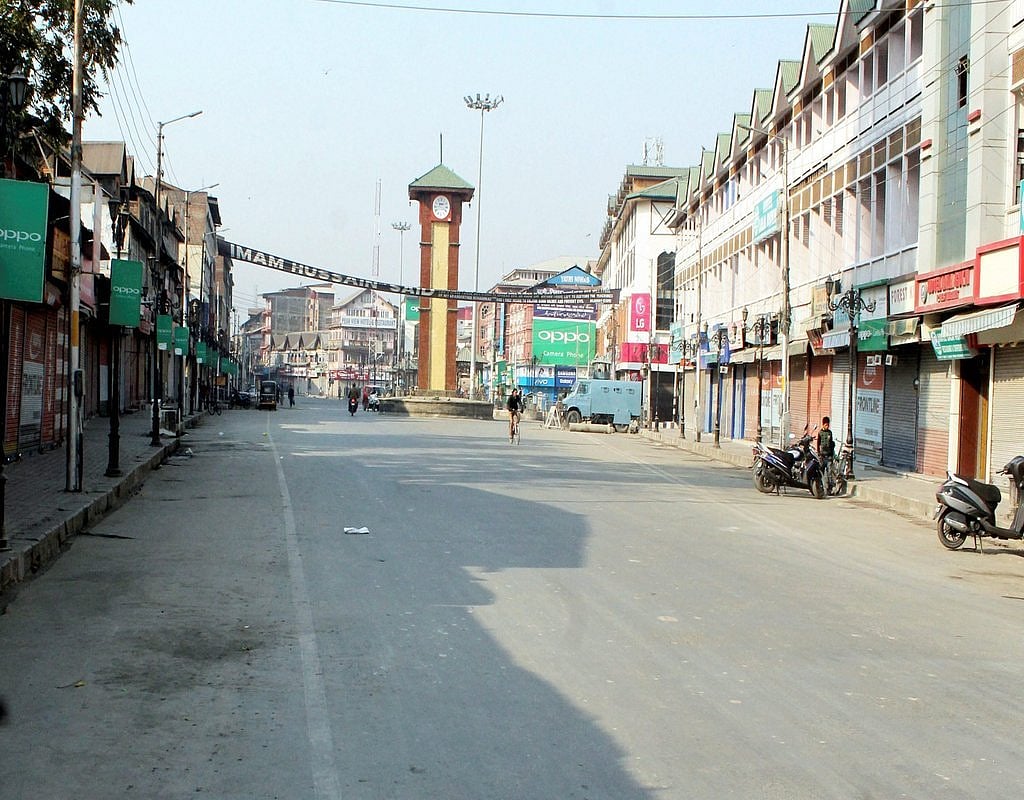 कश्मीर में महबूबा, उमर, सज्जाद लोन सहित 100 से ज्यादा लोग गिरफ्तार, संचार व्यवस्था अब भी ठप्प