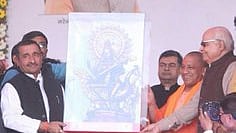 यह भी संयोग ही है कि जब उन्नाव रेप केस पीड़िता जिंदगी-मौत के बीच झूल रही है तो सूबे के सीएम योगी आदित्यनाथ के साथ आरोपी बीजेपी विधायक कुलदीप सेंगर की फोटो वायरल हो रही है