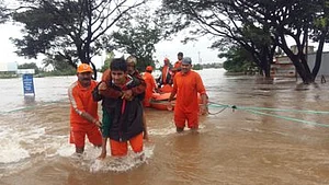 भारी बारिश से कर्नाटक, केरल, महाराष्ट्र, मध्य प्रदेश बेहाल, अगले 24 घंटे ये राज्य रहें सावधान!