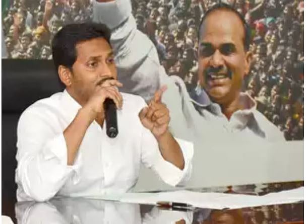 चंद्रबाबू  ने जिन योजनाओं को दिया था एनटीआर का नाम, जगन अब कर रहे हैं उन्हें अपने पिता वाईएसआर के नाम