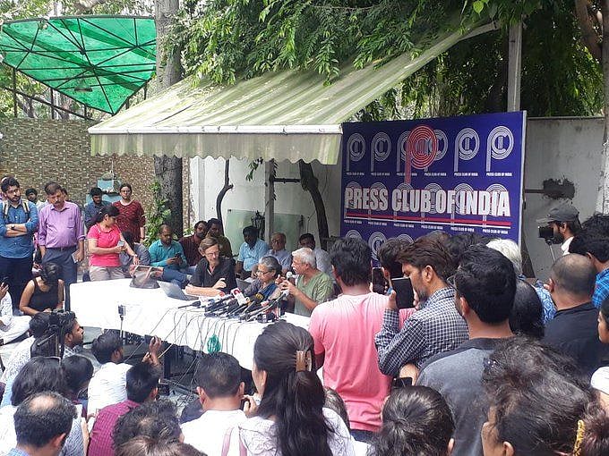 कश्मीर से लौटे मानवाधिकार कार्यकर्ताओं का दावा, पूरी तरह से सैन्य कैद में है घाटी