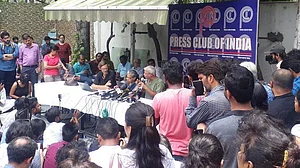 कश्मीर से लौटे मानवाधिकार कार्यकर्ताओं का दावा, पूरी तरह से सैन्य कैद में है घाटी
