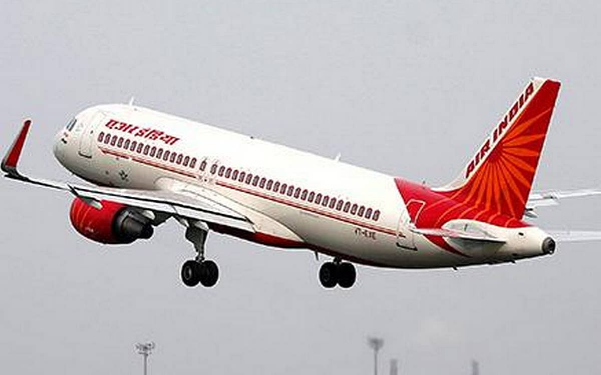 कश्मीर छोड़ने की सलाह के बाद आसमान में पहुंचे फ्लाइट्स के दाम, टिकट हुआ पांच गुना महंगा