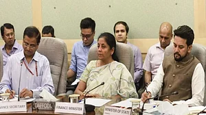 अर्थव्यवस्था के बिगड़ते हालात पर पीएमओ वित्त मंत्रालय के अधिकारियों संग आज करेगा बैठक