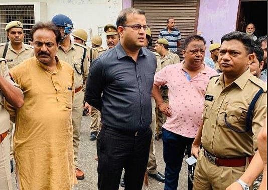 सहारनपुर: गाय का गोबर नही हटाया तो पत्रकार और उसके भाई को गोलियों से भून डाला 