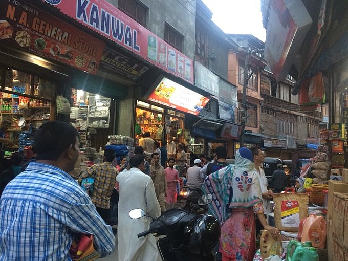 जम्मू-कश्मीर में  एटीएम, राशन की दुकानों और पेट्रोल पंपों पर मची मारामारी, जानें ऐसा क्या हुआ...