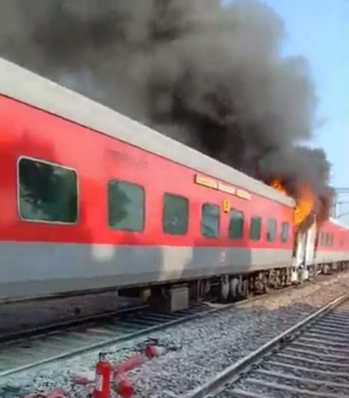 हरियाणा: असोटी और बल्लभगढ़ के बीच तेलंगाना एक्सप्रेस में लगी भीषण आग, मची हड़कंप