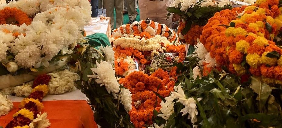 विष्णु नागर का व्यंग्यः हमारा देश बहुत खराब है, यहां मरने के बाद किसी की महानता का पता चलता है!