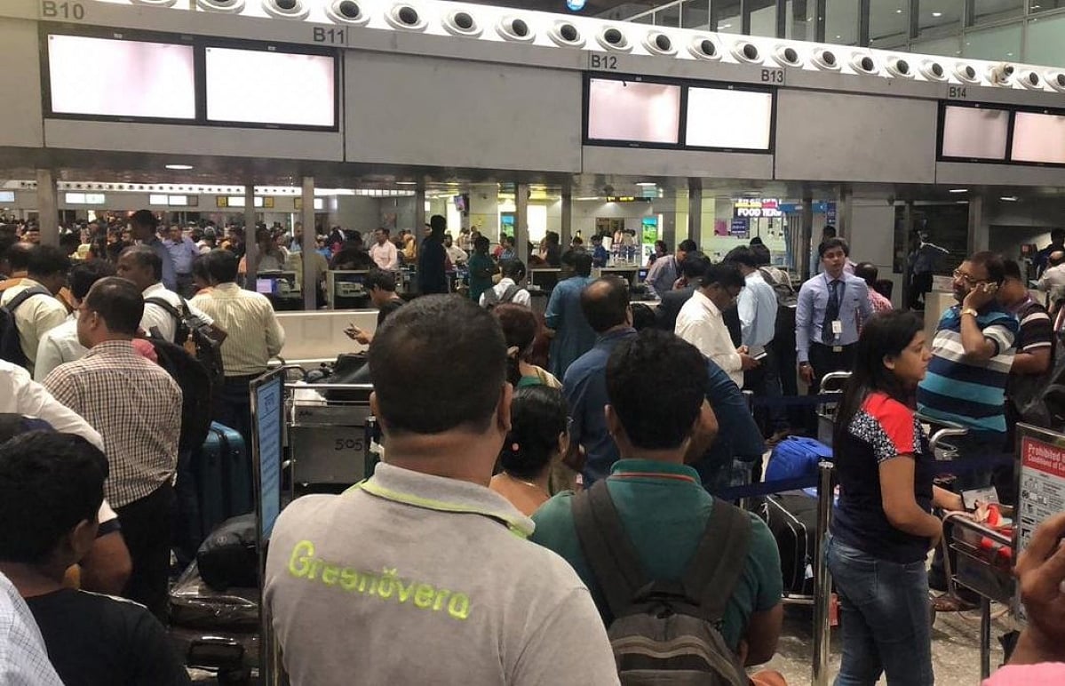 जम्मू-कश्मीर में खौफ का माहौल, विदेशी पर्यटकों को भी जगह छोड़ने की सलाह, एयरपोर्ट पर अफरा-तफरी