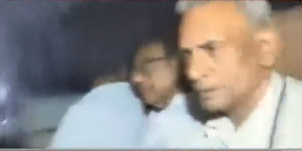 बड़ी खबर LIVE: पूर्व वित्त मंत्री चिदंबरम को सीबीआई ने हिरासत में लिया, घर से लेकर निकली टीम