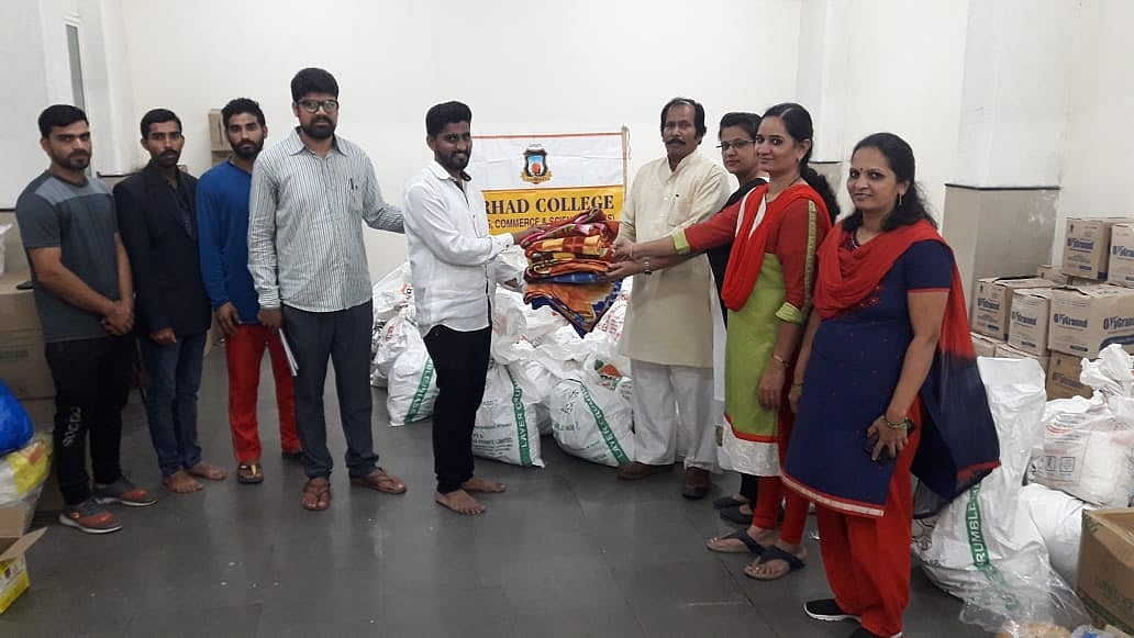 कश्मीरी छात्रों ने पेश की इंसानियत की मिसाल, महाराष्ट्र में बाढ़ पीड़ितों के लिए कुछ ऐसा किया कि हो रही तारीफ       
