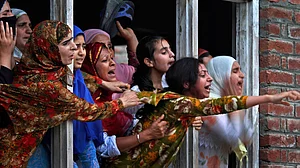 लगातार बंद कश्मीर से महिलाओं का दर्द बाहर नहीं आना गंभीर, खड़े होते हैं कई सवाल