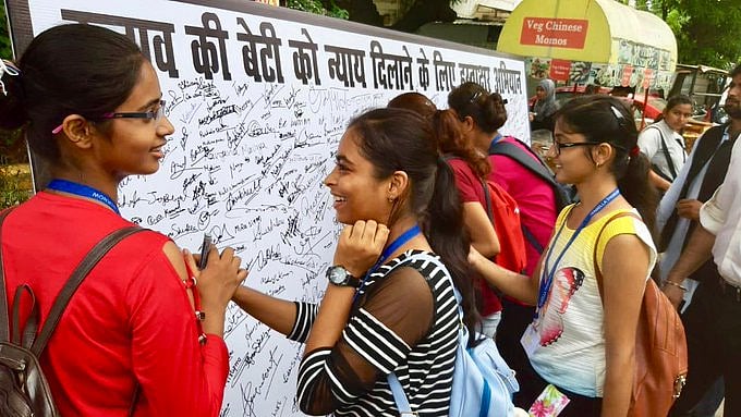 उन्नाव केस से जुड़ा सवाल पुलिस से पूछने वाली छात्रा का परिवार खौफ में, स्कूल भेजना किया बंद