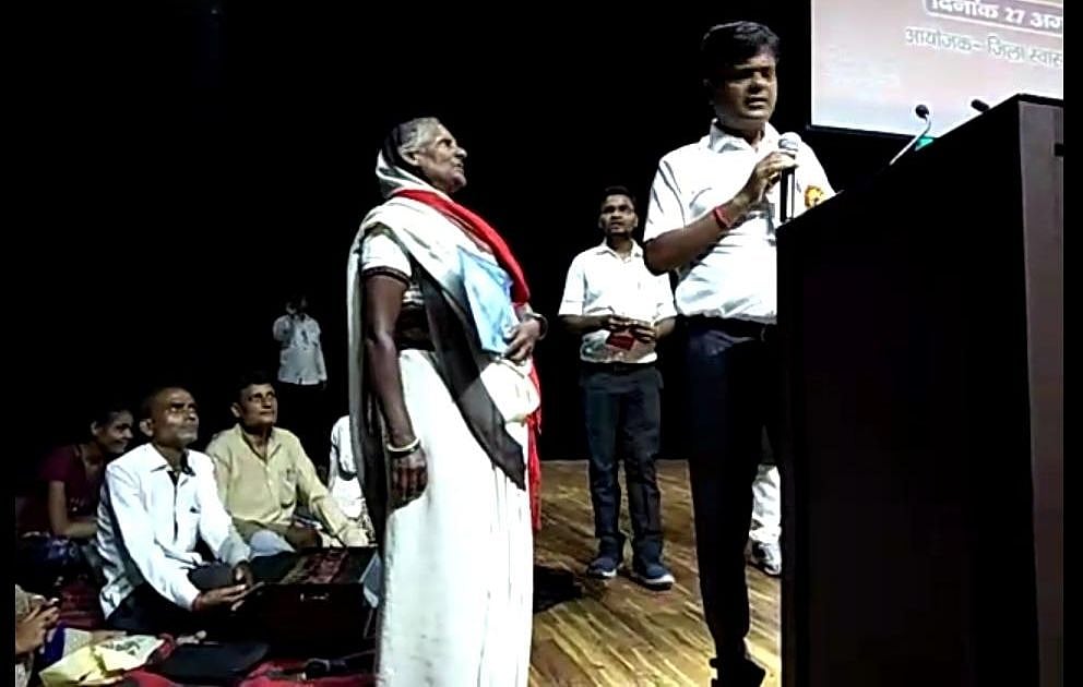 प्लास्टिक पर भाषण दे रहे डीएम को टोक आशा बहू ने दिखाया आईना, शर्मिंदा कलेक्टर ने मंच पर बुलाकर सराहा
