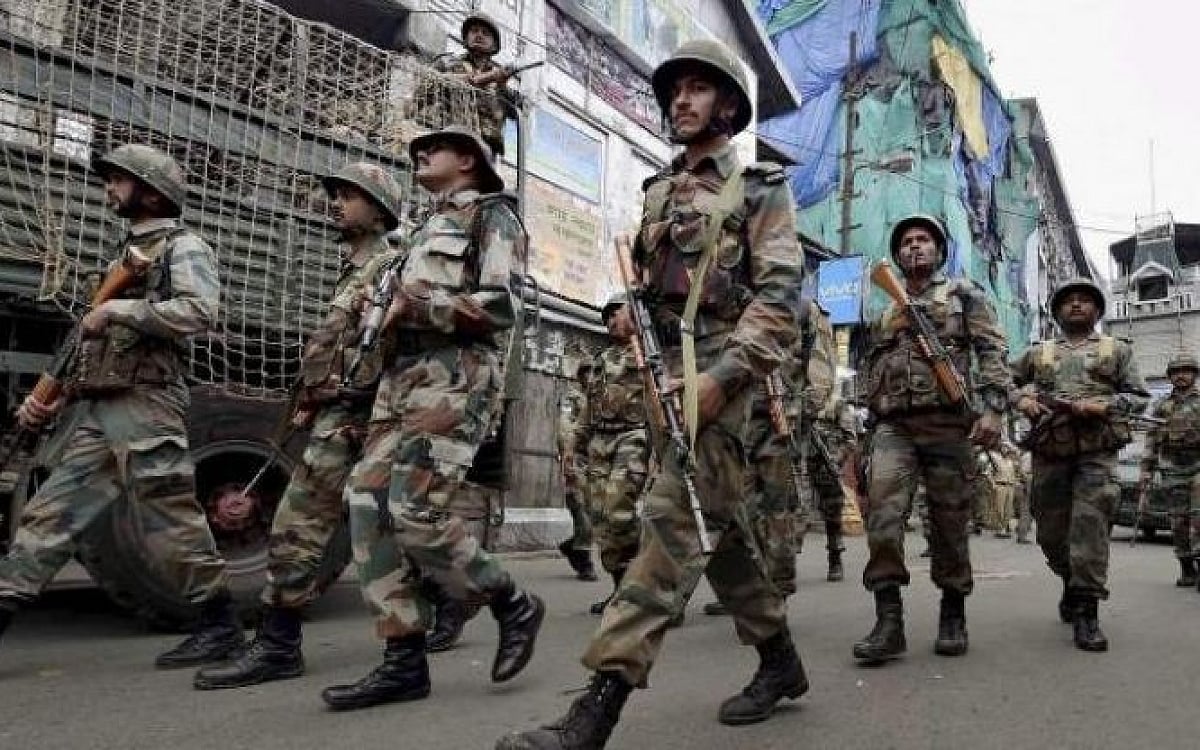 आकार पटेल का लेख: कभी आंका गया है अपने ही नागरिकों के खिलाफ उतारे गए सशस्त्र बलों का नफा-नुकसान !
