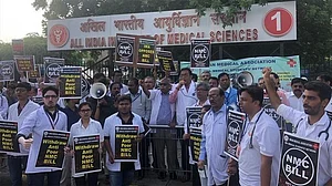 एनएमसी बिल के खिलाफ डॉक्टरों की हड़ताल जारी, दिल्ली के अस्पतालों में मरीज भटकने को मजबूर, देखें तस्वीरें