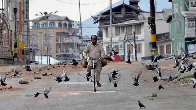 जम्मू-कश्मीर में स्कूल-कॉलेज और सरकारी दफ्तर खुले, जानिए घाटी के किन-किन इलाकों में सेवाएं हुई बहाल