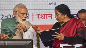 ‘पीएम और वित्त मंत्री के पास खुद पैदा किए गए इस आर्थिक आपदा का हल नहीं, आरबीआई में चोरी से नहीं चलेगा काम’
