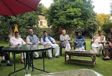 कश्मीर में दहशत के बीच श्रीनगर में हुई सर्वदलीय बैठक, अब्दुल्ला-महबूबा ने आर्टिकल 35-ए पर मोदी सरकार को दी ये नसीहत