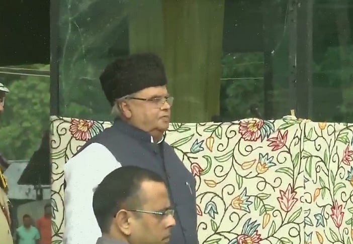  धारा 370 हटाने के बाद श्रीनगर में राज्यपाल ने स्वतंत्रता दिवस पर फहराया तिरंगा, संबोधन में कहीं ये बड़ी बातें