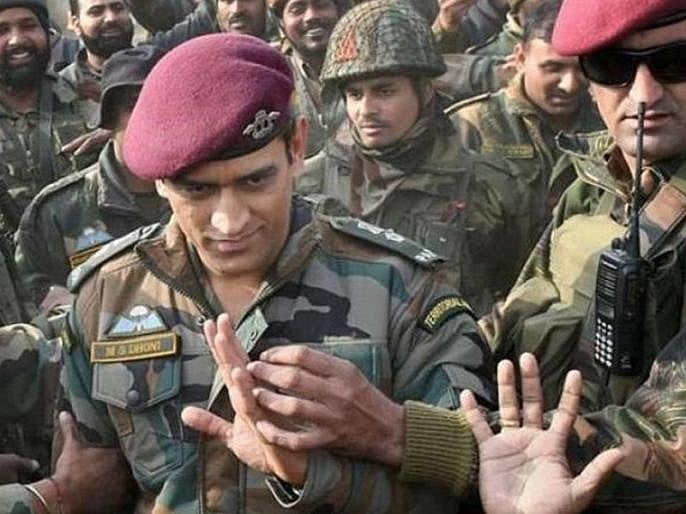 जूते पॉलिश करने के बाद  धोनी का एक और वीडियो वायरल, ‘पल दो पल का शायर’ गाकर  जीता लोगों का दिल
