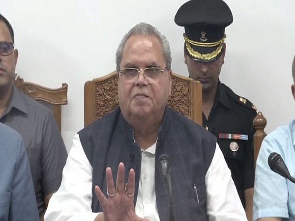 बड़ी खबर LIVE: जम्मू-कश्मीर के राज्यपाल के बिगड़े बोल, कहा- 370 के समर्थकों को जनता मारेगी जूते 