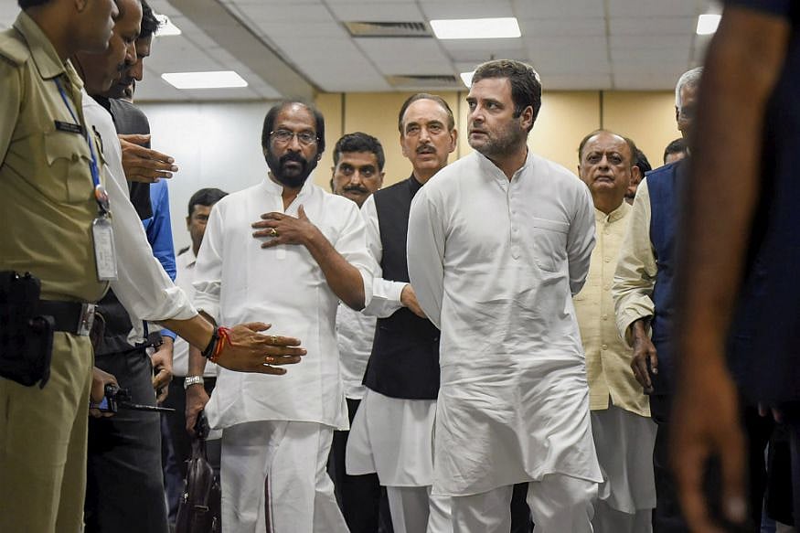 श्रीनगर एयरपोर्ट के बाहर कदम नहीं रख सके विपक्षी नेता, राहुल गांधी ने पूछा-  सब सही तो फिर क्या छिपा रही  सरकार