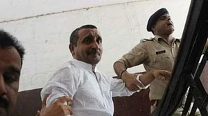 उन्नाव रेप कांड: आखिरकार 2 साल बाद कुलदीप सिंह सेंगर पर जागा प्रशासन, सभी हथियारों के लाइसेंस निरस्त