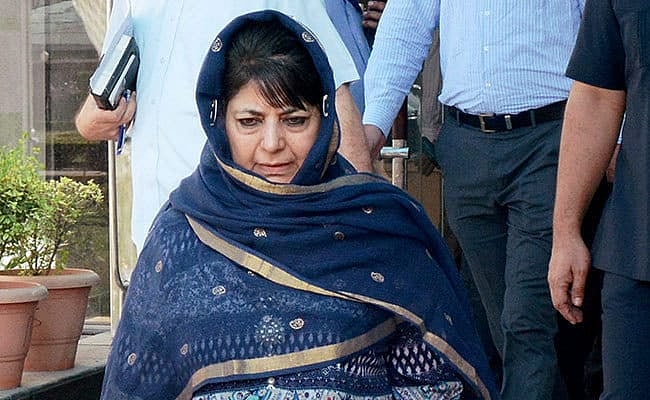 महबूबा मुफ्ती की बेटी का गुस्सा, कहा-कश्मीरियों को जानवरों की तरह घरों में कैद कर दिया गया है
