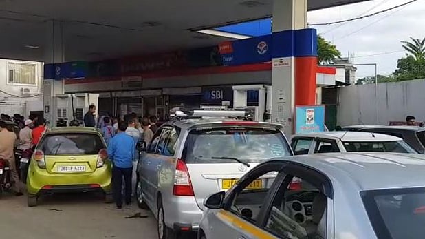 जम्मू-कश्मीर में  एटीएम, राशन की दुकानों और पेट्रोल पंपों पर मची मारामारी, जानें ऐसा क्या हुआ...