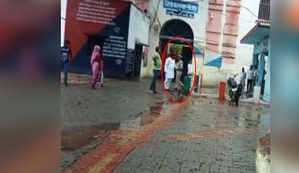 जेल में पुलिस ने पैसे लेकर आरोपी सेंगर से मिलने की दी इजाजत, वीडियो वायरल, अब पूछताछ के लिए जेल पहुंची सीबीआई