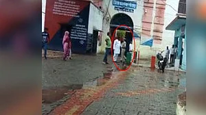 जेल में पुलिस ने पैसे लेकर आरोपी सेंगर से मिलने की दी इजाजत, वीडियो वायरल, अब पूछताछ के लिए जेल पहुंची सीबीआई