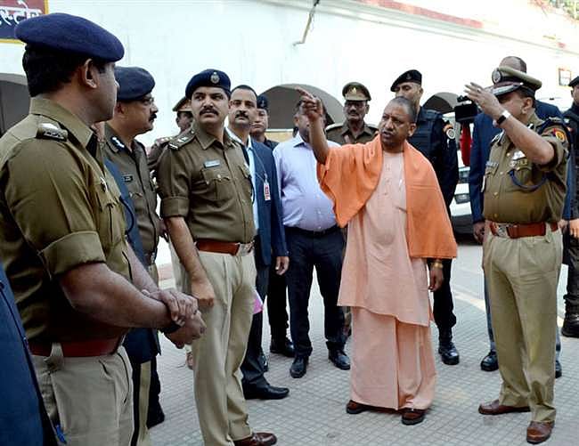 योगी की पुलिस की अजब कहानी: ठगों को पकड़ने के बजाय कर रही सचेत, जानिए पूरा मामला 