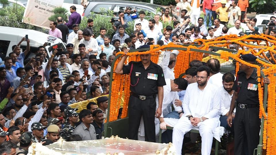 जेटली के अंतिम संस्कार में 35 लोगों के मोबाइल  चोरी, बाबा रामदेव के सहयोगी बोले- पुलिस वाले बाबू मेरा फोन दिला दो