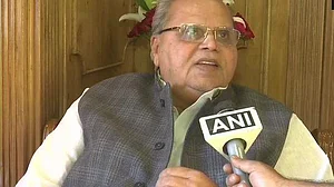 जम्मू-कश्मीर के हालात पर राज्यपाल का बयान- ‘कल क्या होगा मुझे नहीं पता, पीएम और गृहमंत्री ने कुछ नहीं बताया’