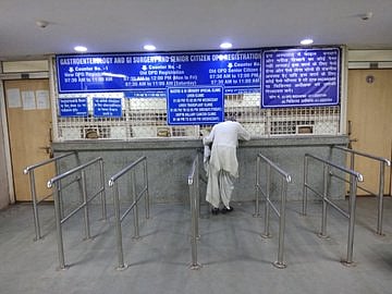 एनएमसी बिल के खिलाफ डॉक्टरों की हड़ताल जारी, दिल्ली के अस्पतालों में मरीज भटकने को मजबूर, देखें तस्वीरें