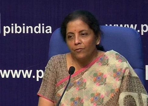  गिरती अर्थव्यवस्था से घबराई मोदी सरकार का नया पैंतरा, एक साथ 10 सरकारी बैंकों के विलय का ऐलान