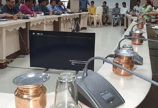 इंदौर में पर्यावरण को बचाने की अनूठी पहल, प्लास्टिक की बोतल की जगह तांबे के लोटों में मिल रहा है पानी