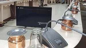 इंदौर में पर्यावरण को बचाने की अनूठी पहल, प्लास्टिक की बोतल की जगह तांबे के लोटों में मिल रहा है पानी