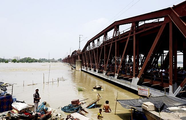 अब डरा रही है यमुना, दिल्ली-नोएडा पर मंडराया बाढ़ का खतरा, 14 हजार लोगों को  पहुंचाया गया सुरक्षित