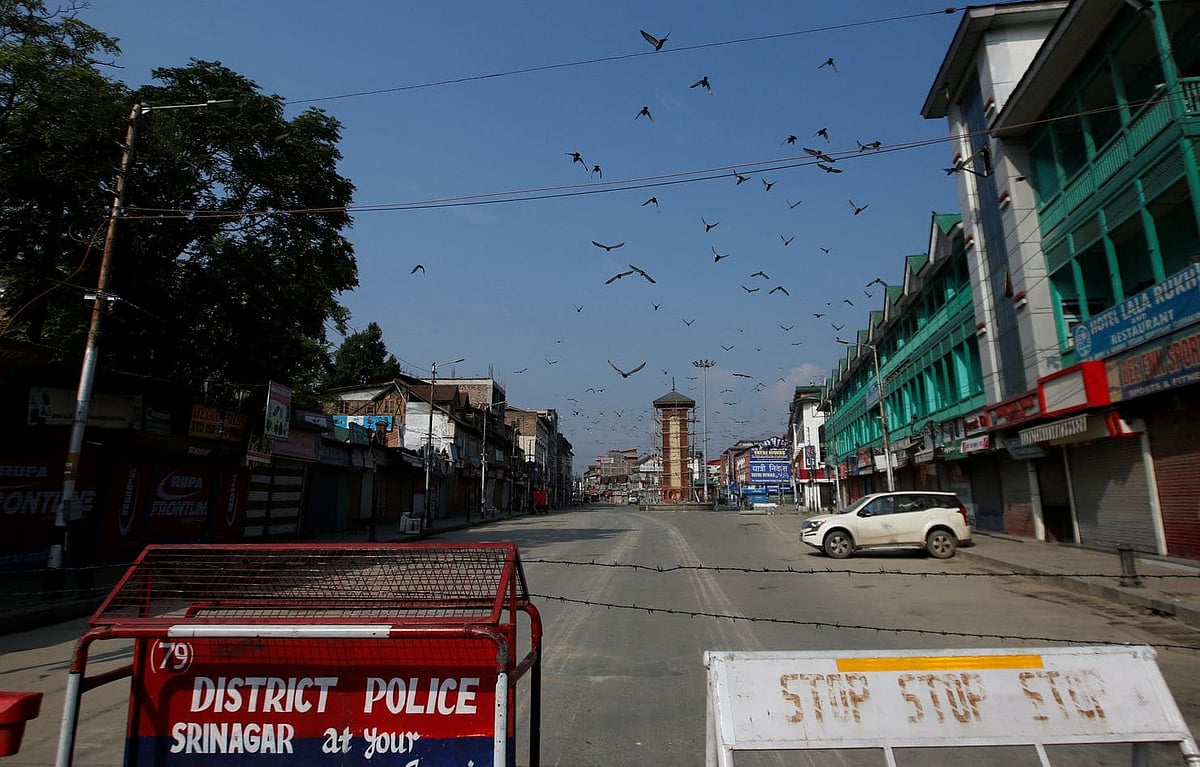कश्‍मीर में  पाबंदियों में अभी ढील नहीं, राज्यपाल ने बकरीद और जुमे की नमाज की व्यवस्था के लिए  दिए निर्देश
