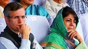 धारा 370: नजरबंदी के दौरान ऐसा क्या हुआ जब भिड़ गए उमर अब्दुल्ला और महबूबा मुफ्ती, जानिए वजह