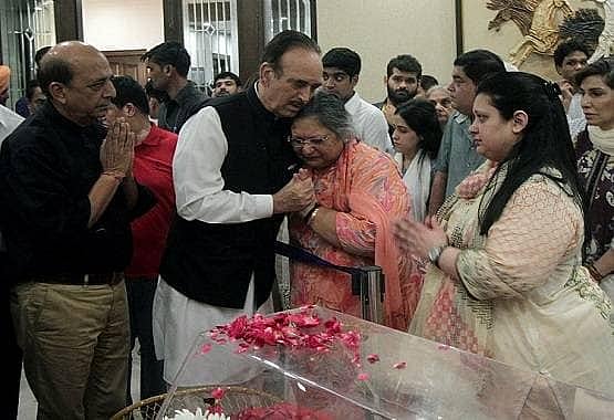 अरुण जेटली की पत्नी से मिलकर भावुक हुए गुलाम नबी आजाद, घर जाकर नेताओं ने दी श्रद्धांजलि, 