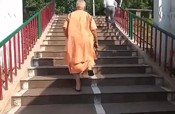 वीडियो: छात्रा के गंभीर आरोपों के बाद फरार चिन्मयानंद दिखे हरिद्वार में,  मीडिया के सवालों पर किए हाथ खड़े