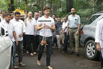 बॉलीवुड अभिनेता ऋतिक रोशन पर टूटा दुखों का पहाड़,  जाने माने डॉयरेक्टर का हुआ निधन, जानिए उनके बारे में
