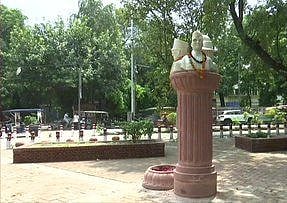 एबीवीपी ने रातों रात डीयू कैंपस में लगवा दी सावरकर की मूर्ति, एनएसयूआई ने किया विरोध, मचा बवाल