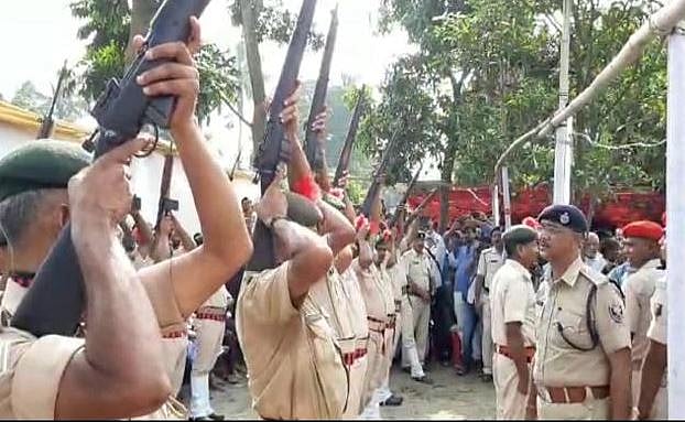 वीडियो: जगन्नाथ मिश्र की अंत्येष्टि में बिहार पुलिस की फजीहत, गार्ड ऑफ ऑनर के दौरान नहीं चली  गोली, नीतीश भी थे मौजूद