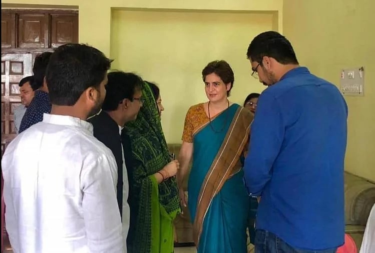 कांग्रेस महासचिव प्रियंका पहुंचीं रायबरेली, पूर्व विधायक अखिलेश सिंह को दी श्रद्धांजलि